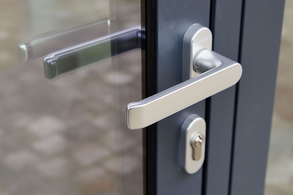 comment-poser-sa-porte-extérieure-en-pvc
